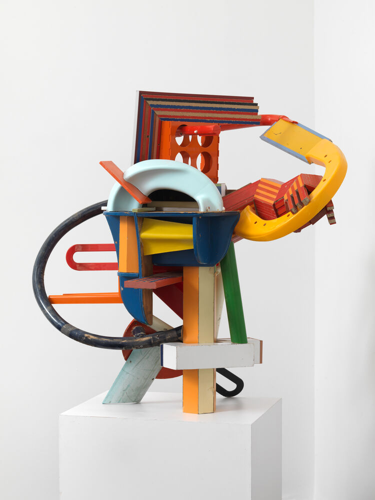 Karsten Konrad: colourful sculpture on a white plinth