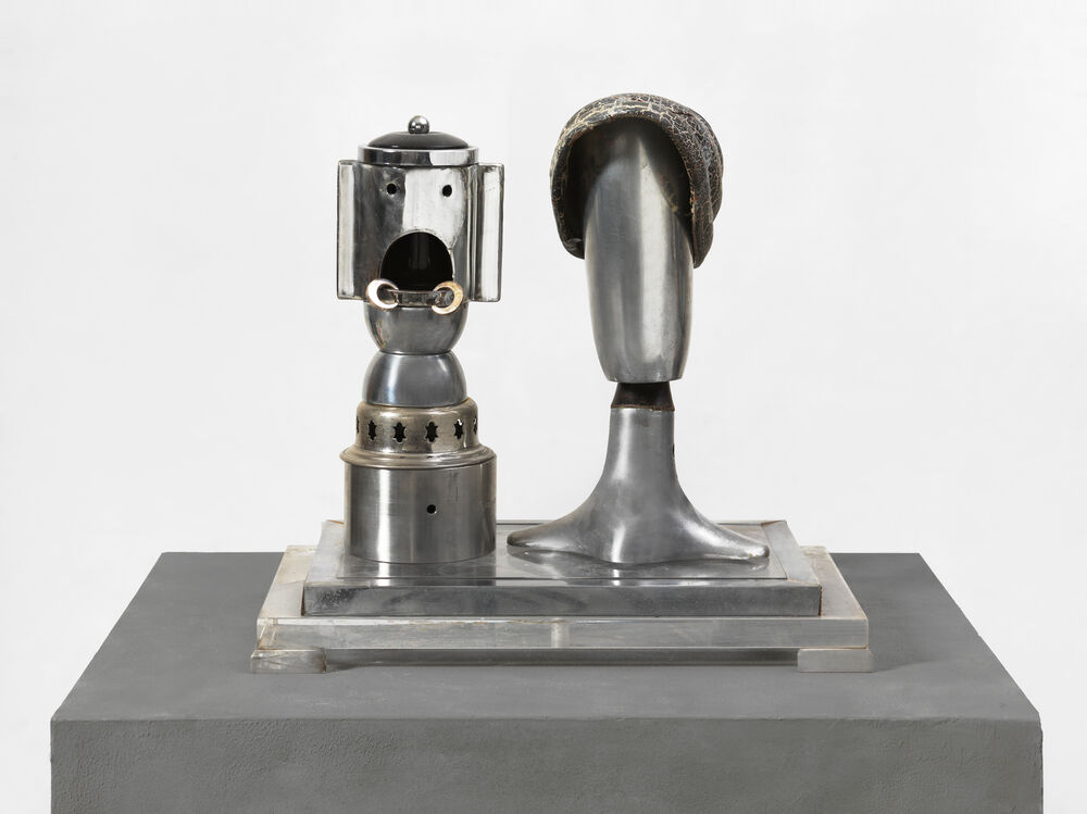 Karsten Konrad: sculpture with two metal heads on a grey plinth