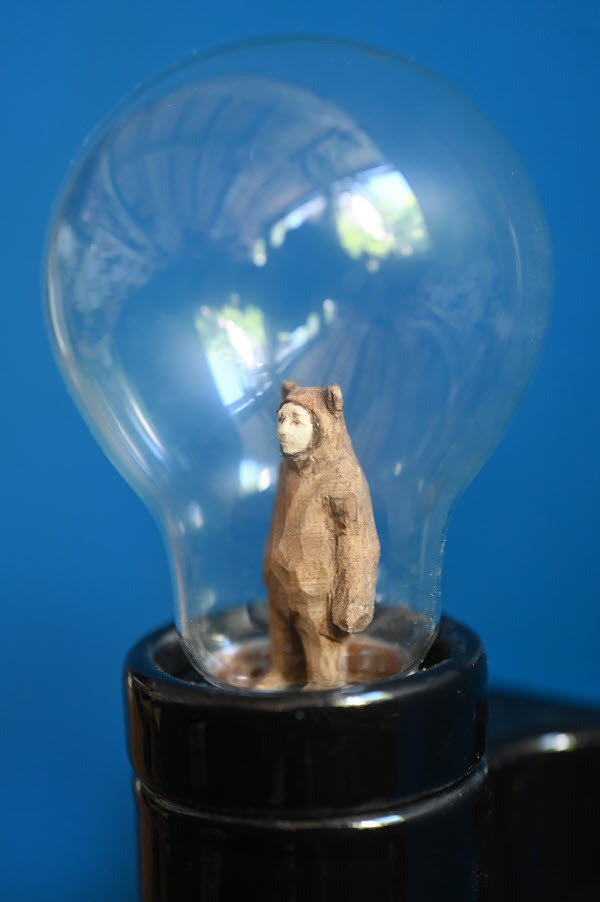 Johannes Hepp, „o. N.“, 2026, Lindenholz bemalt, Glühbirne, Keramikfassung, 10 x 10 x 14 cm