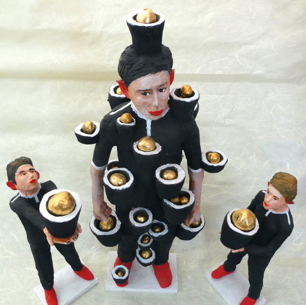Volker März, „Wahrheitssammler“, 2025, gebrannter Ton, bemalt, Höhe ca. 30 cm, 3-teilig