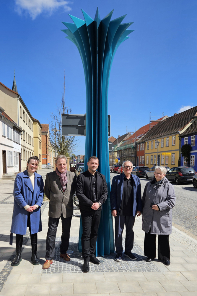 Gruppenbild mit Künstler und Bürgermeister im April 2026