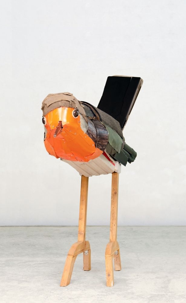 Rotkehlchen, 2019, Holz, Auto-Dachbox, Kunststoff, Fußmatte, Lack, Fahrradklingel, 170 x 80 x 230 cm
