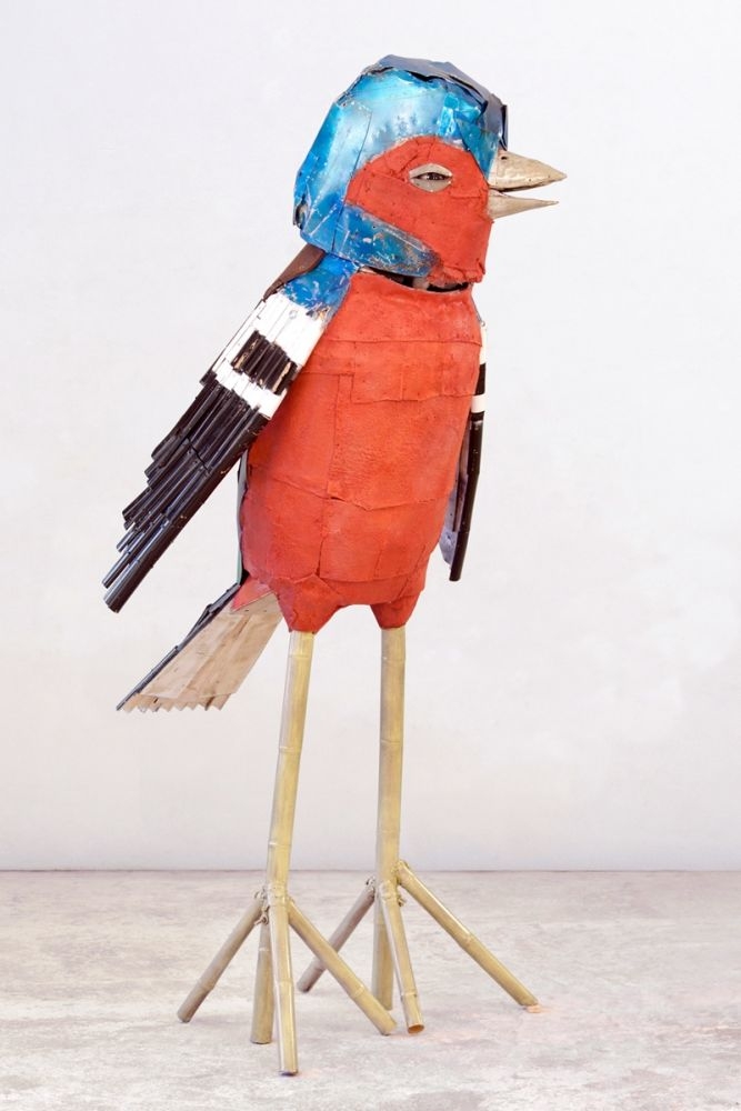 Buchfink, 2019, Bambus, Holz, Kunststofftonne, Aluminium, Teppich, Wachs, Lack 265 x 130 x 130 cm
