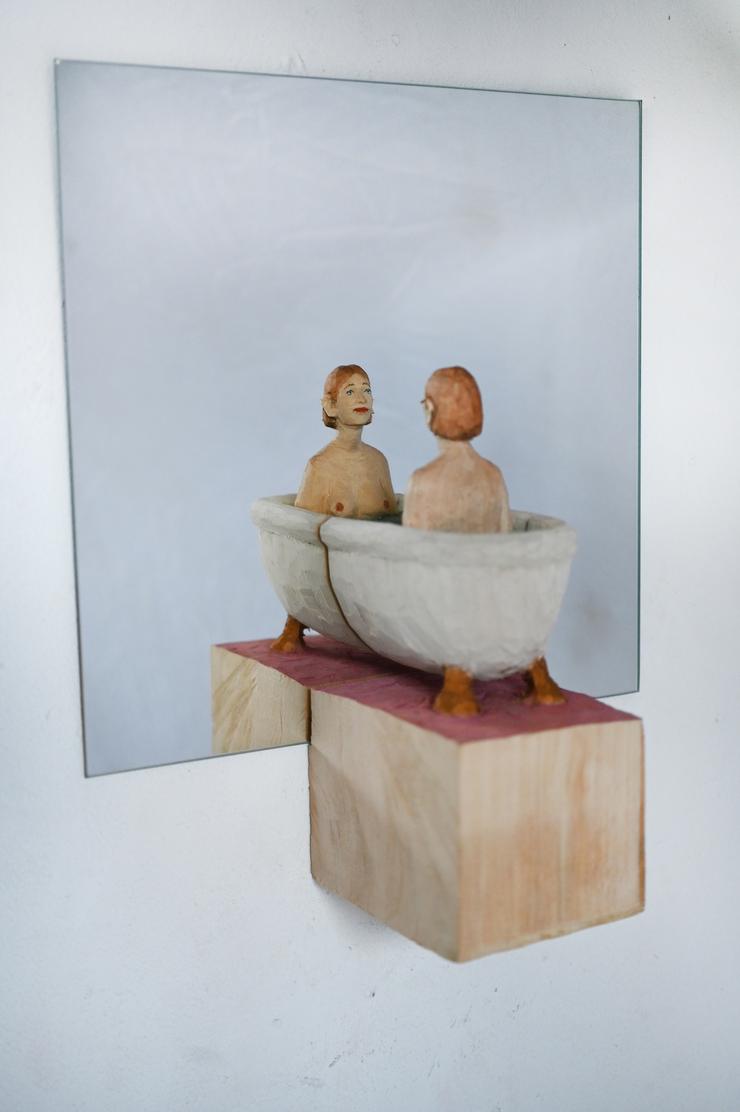 Johannes Hepp, „Spiegelobjekt – Frau in Badewanne“, 2023