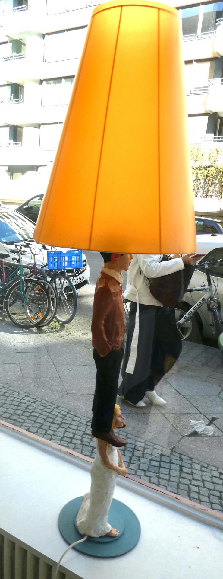 2010, Ein Mann steht auf seine Frau / Lampe