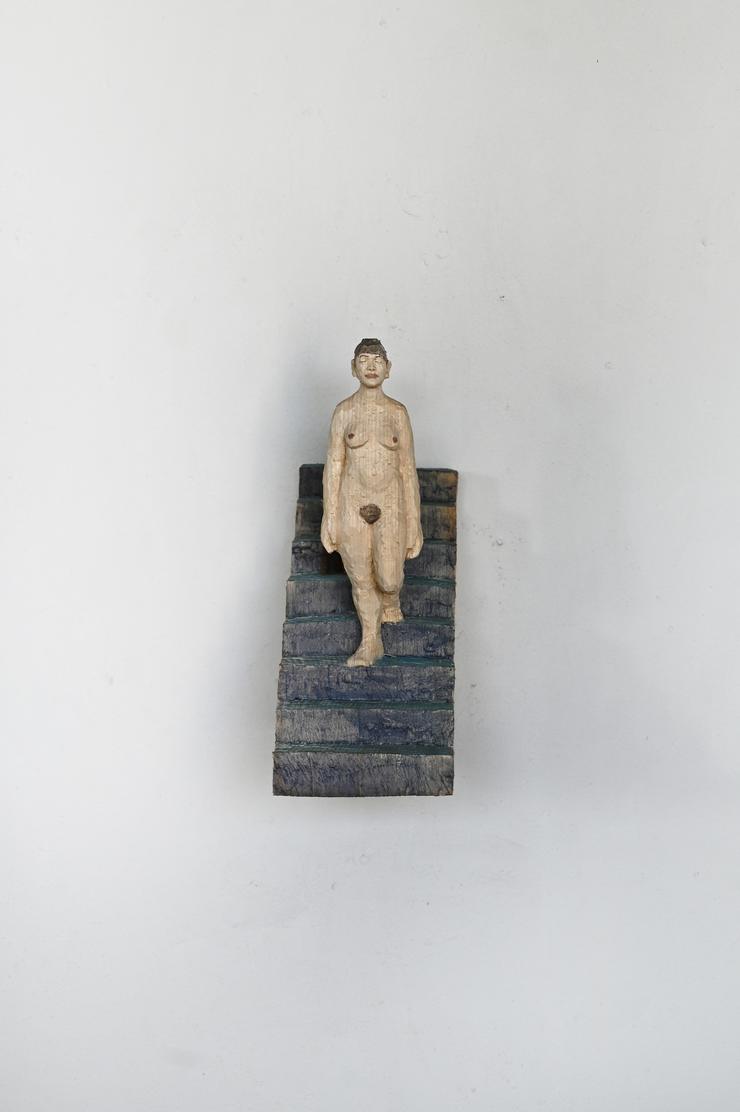 Johannes Hepp, „Akt, eine Treppe hinabschreitend“, 2024