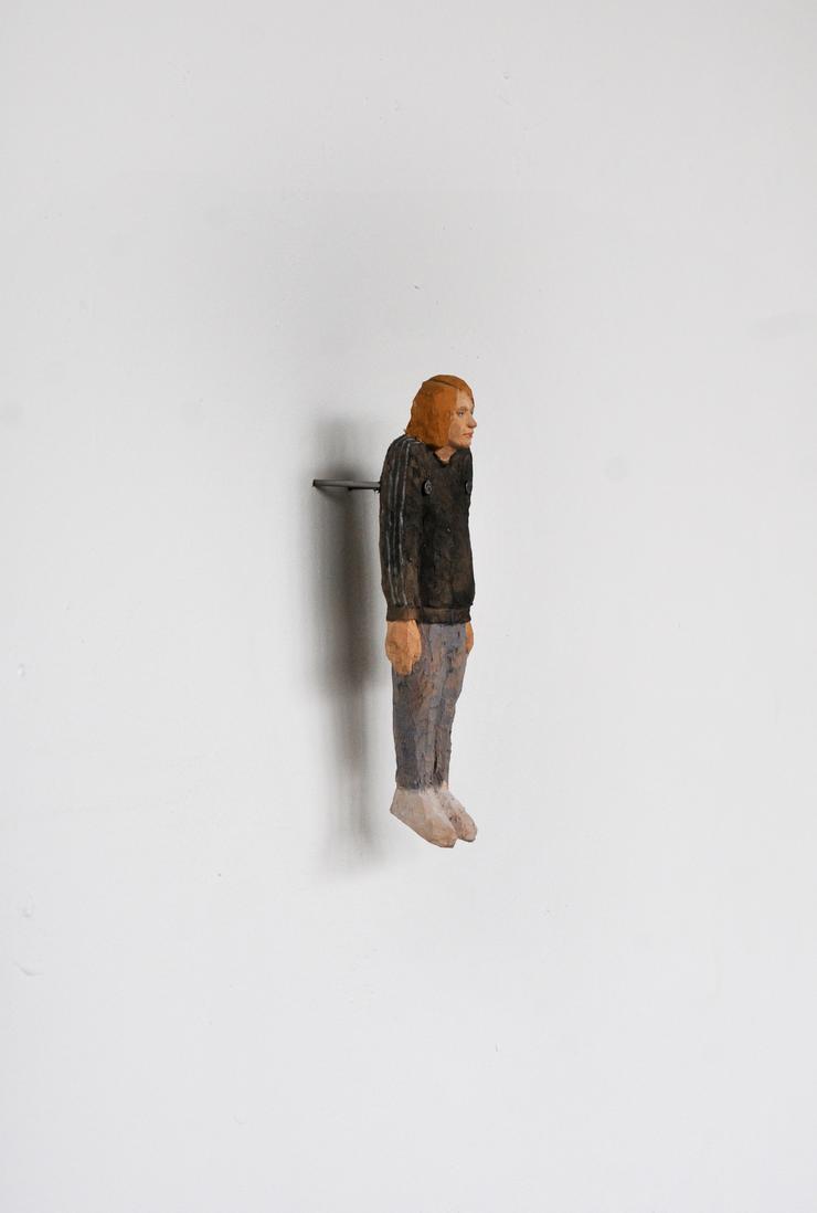 Johannes Hepp, „Mann an der Wand hängend“, 2022