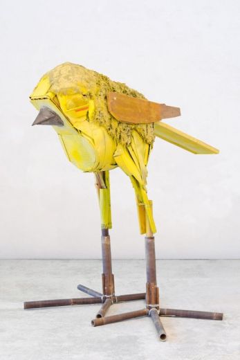 Goldammer, 2019, Holz, Bambus, Metall, Textilien, Pappmachée, Farbe, Reflektoren 225 x 205 x 240 cm
