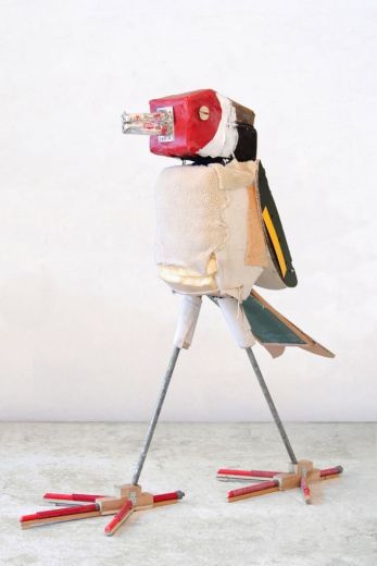 Stieglitz, 2019, Holz, Metall, Textilien, Koffer, Sprühdosen, Lack 225 x 110 x 240 cm