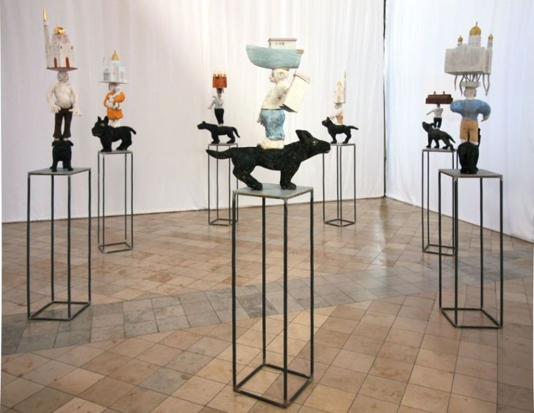 JERUSALEM, 2017, Installation, Holz bemalt, Keramik, Sockel Metall, 200x350x350cm