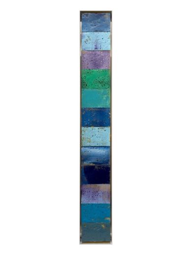 Mosaik: AL 1987, 2023, Acryl, Harz auf Autowaschschwamm, 133 x 17 x 5 cm