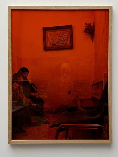 Waiting Room, 2018, Photographie auf Hahnemühle Fine Art Papier, Plexiglas orange, Holzrahmen, 87 x 67 cm, Auflage: lim. Ed. 2 (3)