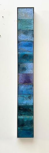 Mosaik: AL 2198, 2025, Acryl, Harz auf Autowaschschwamm, 132 x 16 x 5 cm